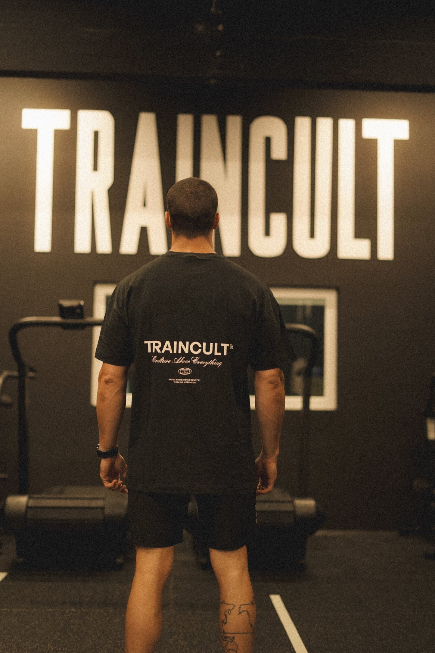 CULTURE ABOVE OVERSIZE - BLACK